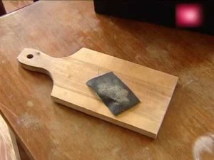 Как почистить деревянную разделочную доску?