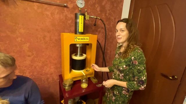 Отжимаем сыродавленное льняное масло в домашних условиях! Надежда пробует масло впервые в жизни. смотреть онлайн