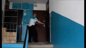 мужик упал с лестницы мем