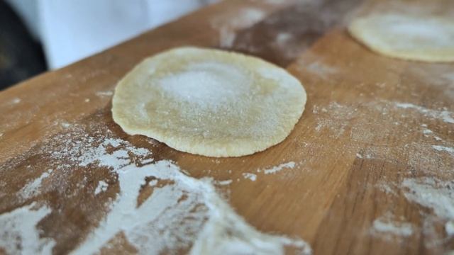 Домашние вареники с вишней