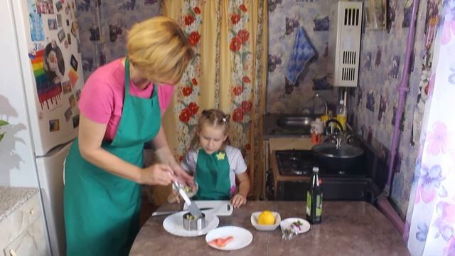 [Тартар из лосося и авокадо] Вкусная праздничная закуска приготовленная ребёнком!!! смотреть онлайн