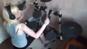 Девчонка классно играет на ударных