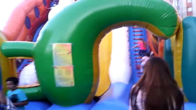 Большие надувные резиновые горки смотреть онлайн