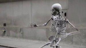 По всему городу танцуют скелеты.