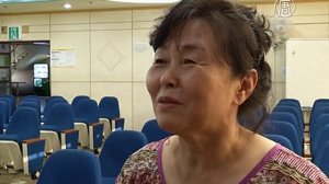 Пенсионеров в Южной Корее учат растить младенцев