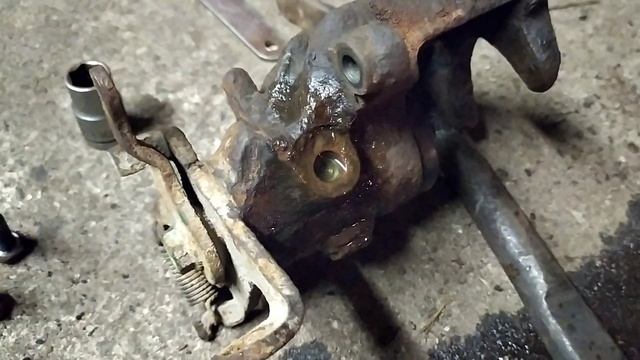 Как прокачать тормоза если обломался штуцер прокачки смотреть онлайн