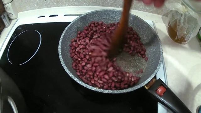КАК ПОЖАРИТЬ СЫРОЙ АРАХИС С СОЛЬЮ НА СКОВОРОДЕ.