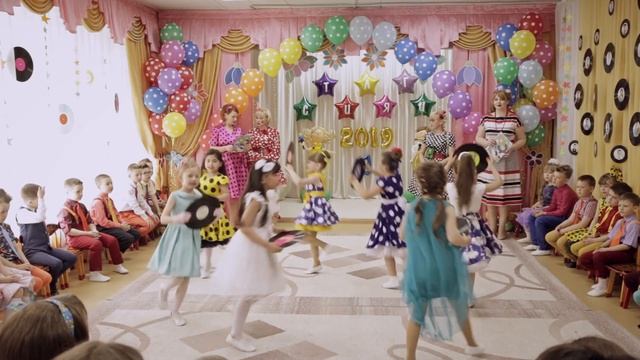Детский танец с пластинками. Выпускной "Стиляги 2019г." смотреть онлайн