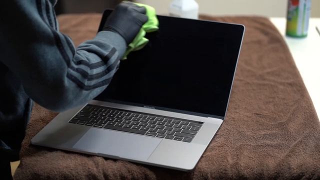 HOW TO: Clean FINGERPRINTS off your MACBOOK Pro (and Others) the right way, with ALCOHOL! смотреть онлайн