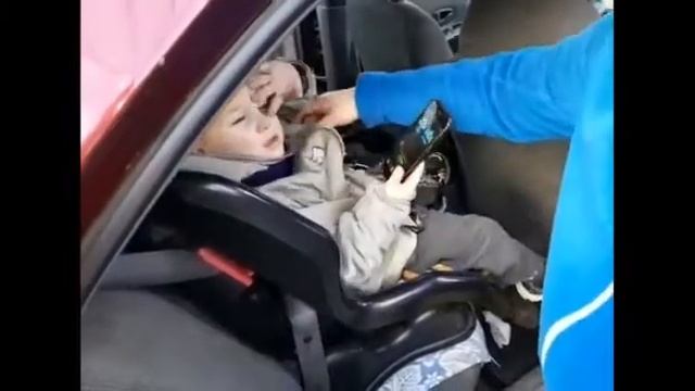 Группа "Пчёлки" - родители и их дети поздравляют Всех мам с праздником. смотреть онлайн