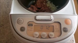 Макароны с тушёнкой и луком в мультиварке