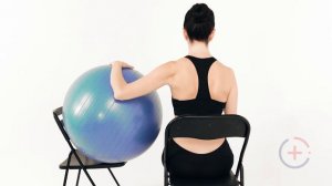 Ретракция и протракция лопаток, рука на гимнастическом мяче.