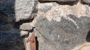 Фиксатор, стопор для полотна ворот.