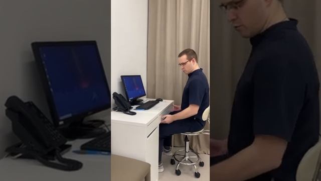 Как правильно сидеть за рабочим столом? смотреть онлайн