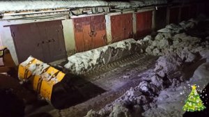 Поднял волну.Погнал ручьи. Чистим снег в гаражах.