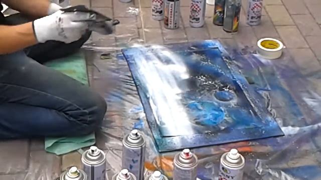 Парень рисует картину при помощи балончиков. смотреть онлайн