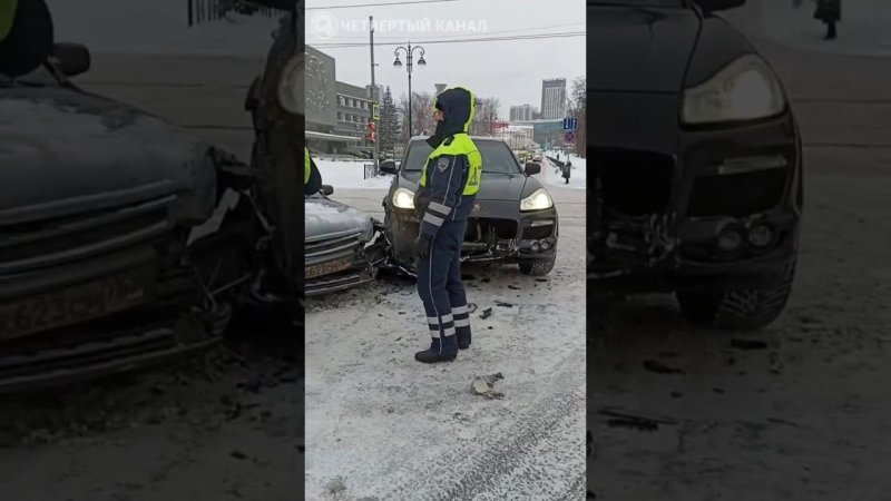 Порше и Приора не поделили дорогу на Московской. Утреннее ДТП в Екатеринбурге