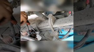 Замена задних тормозных колодок и шлангов на Мерседес спринтер 208   cdi.