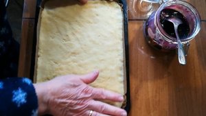 Пирог из песочного теста с вареньем