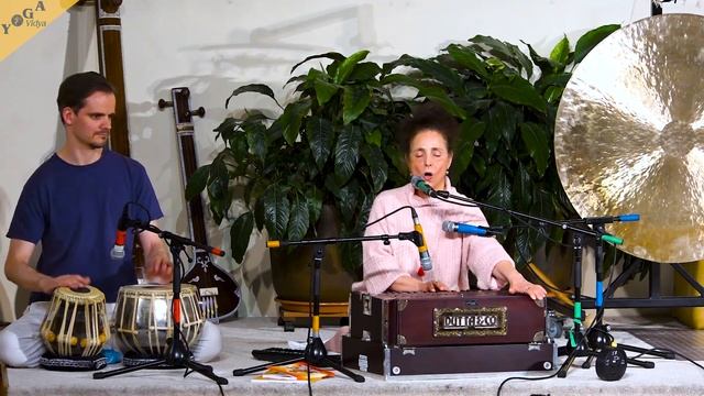 Gayatri Mantra - Om Bhur Bhuva Svaha Tat Savitur Vareneyam - Hagit Noam & Ishvara смотреть онлайн