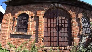 Они видели многое! Все события царской,советской и нынешней эпохи.Их бросили век назад, но они стоя