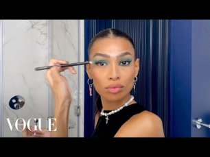 Модель Анжела Пересыпкина показывает вечерний макияж глаз со стрелками | Vogue Россия