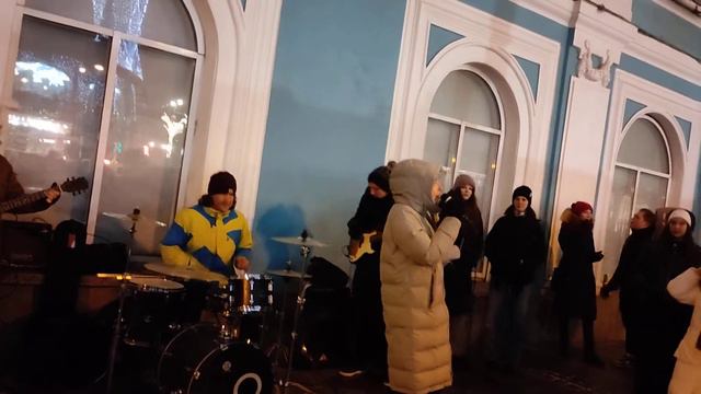 Зайка Висконти и уличные музыканты с песней A-Studio - "Улетаю" на предновогоднем Невском проспект смотреть онлайн
