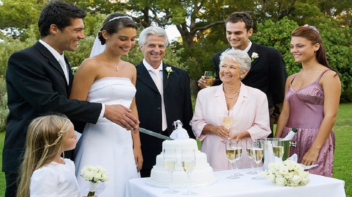 Родственники после брака. Фотосессия с родителями на свадьбе. Невеста с родителями. Родители жениха и невесты. Родители жениха и невесты на свадьбе.