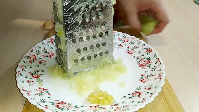 Как натереть Лук Без СЛЁЗ и Чистая Тёрка!!!!Чтобы лук не развалился... смотреть онлайн
