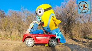 Дети и Машина. Диана и Даня играют в полицию, миньона. Pretend Play Police. Манкиту