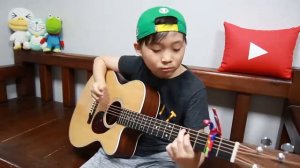 Ребёнок играет деспасито "despacito"