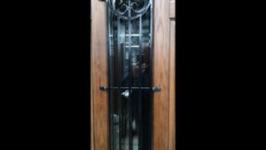 Парадная входная дверь в дом со стеклом и ковкой, премиальный дизайн, ТЕРМОРАЗРЫВ