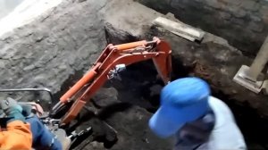 Миниэкскаватор Kubota k008-3 работает в ограниченном пространстве.