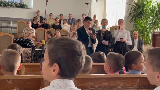 Рождество - это радостный праздник и светлый￼ || Рождественская песня смотреть онлайн