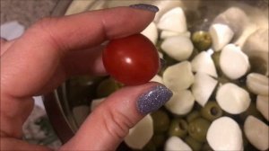Салат Итальянский флаг: оливки, черри, моцарелла