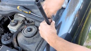 Жизнь Омежки. Замена амортизаторов капота