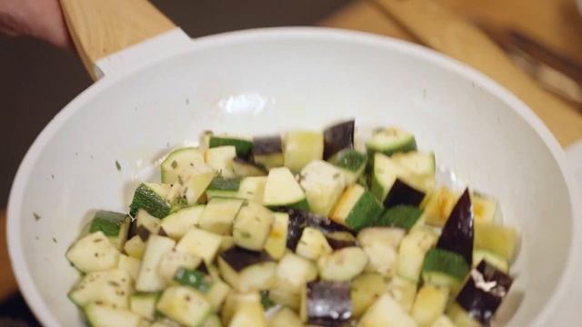 Kuřecí prsa s opečenou zeleninou a bazalkovou omáčkou - Marcel Ihnačák - RECEPTY KUCHYNĚ LIDLU смотреть онлайн