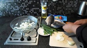 Карась запеченый в духовке с луком и майонезом.
