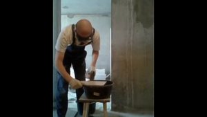 Видео: резка настенной плитки болгаркой с алмазным кругом