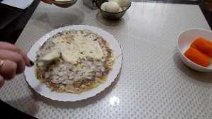 Обалденный по вкусу салат Мимоза с маринованным луком.