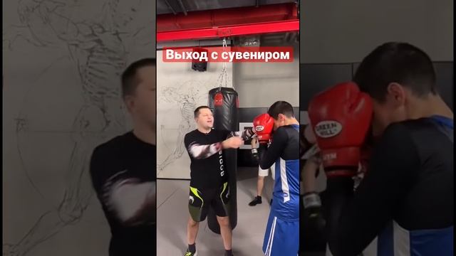 Самый безопасный способ разрыва дистанции в боксе. Шаг назад с джебом смотреть онлайн