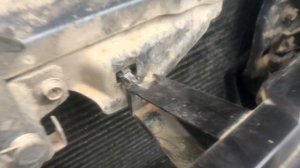 Как снять решётку радиатора на автомобиле Mitsubishi Diamante