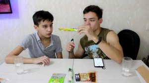 Пробуем Невероятные Азиатские Сладости со Школьником и Кайфуем