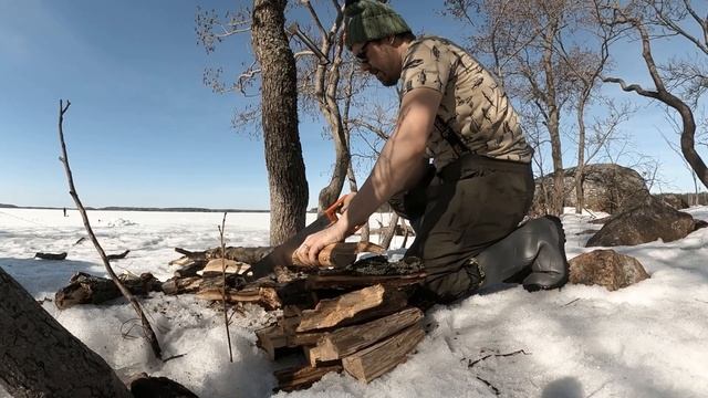 Зимняя рыбалка. Живем с комфортом в палатке Алтай 3 с печкой. Ловим налима и судака.