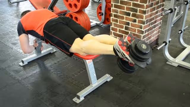 Сгибание ног с гантелью лежа смотреть онлайн