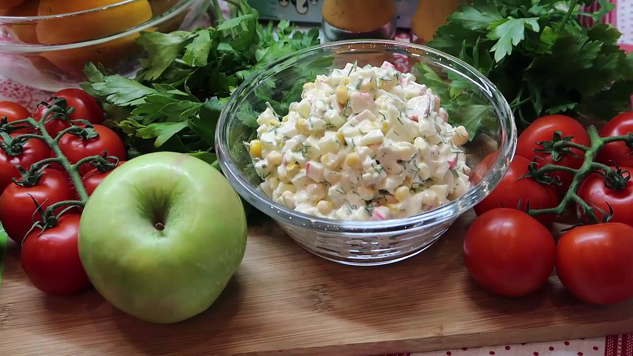 Крабовый салат с яблоком. Салат крабовые палочки яйцо яблоко. Салат с сельдереем крабовыми палочками и кукурузой. Krab salatinin hazirlaqnmasi. Салат из крабов и яблок