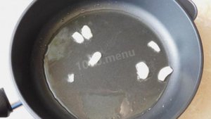 Стейк из свинины с соевым соусом на сковороде