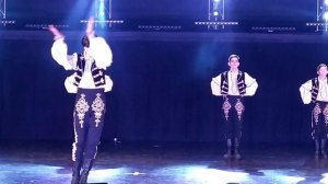 Венгерский танец. Исполняют исключительно парни.