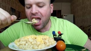 ОБЖОР Макароны с сыром и маринованные помидоры.