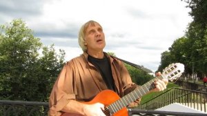 Ты идешь по кромке ледника....